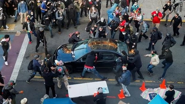 В США автомобиль въехал в толпу протестующих - ВИДЕО