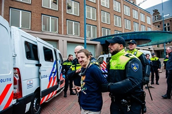 В Гааге на акции протеста против карантина задержали 400 человек