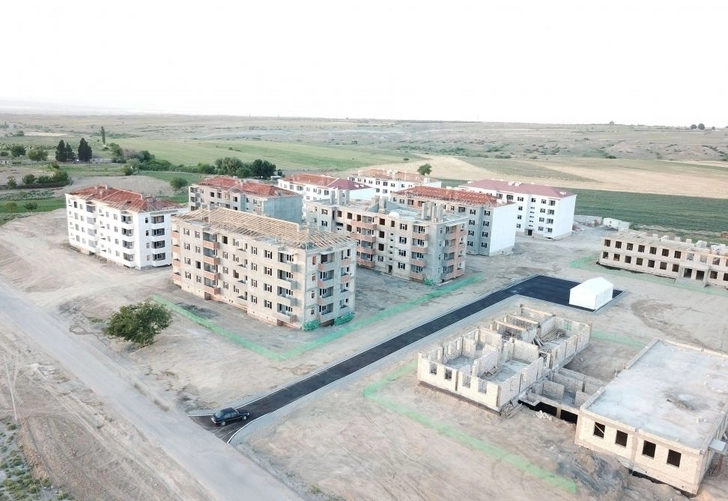 Ильхам Алиев ознакомился со строительством жилого квартала для вынужденных переселенцев в Самухском районе