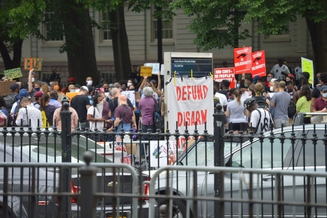 Участники митинга в Нью-Йорке требуют сокращения бюджета полиции на 1 миллиард долларов