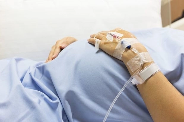 В Баку беременная женщина скончалась от коронавируса, новорожденный в тяжелом состоянии