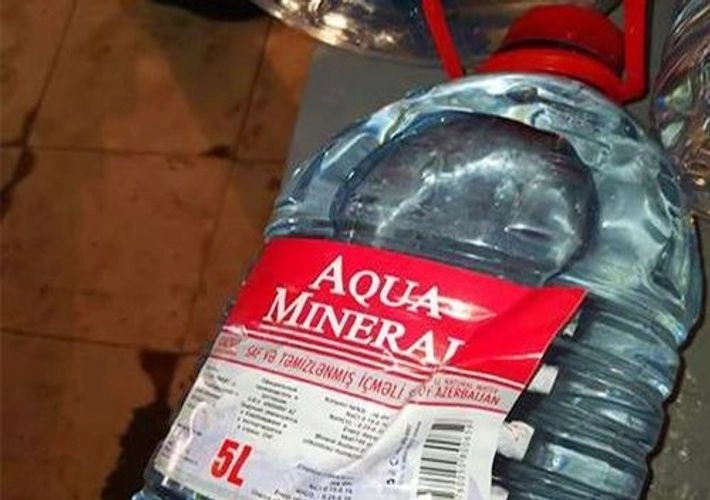 В производимой в Баку негазированной воде была обнаружена кишечная палочка – ФОТО