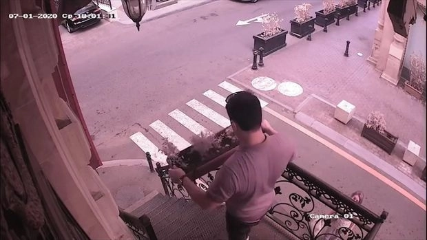 В Баку мужчина украл с крыльца кафе цветочный ящик - ВИДЕО