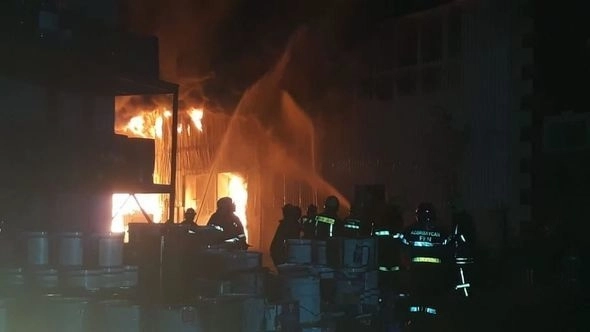 Глава МЧС Азербайджана находится на месте пожара на фабрике по производству красок Sobsan - ФОТО/ВИДЕО