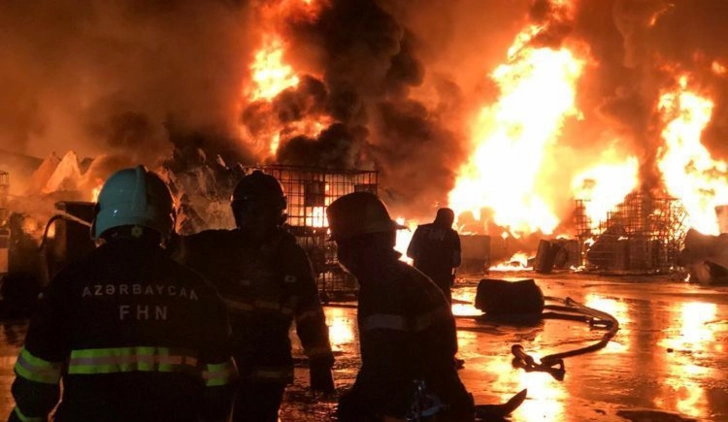 Во время пожара на фабрике по производству красок Sobsan пострадали пятеро сотрудников МЧС