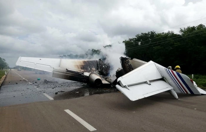 Предполагаемый самолет наркоторговцев упал на шоссе в Мексике - ВИДЕО