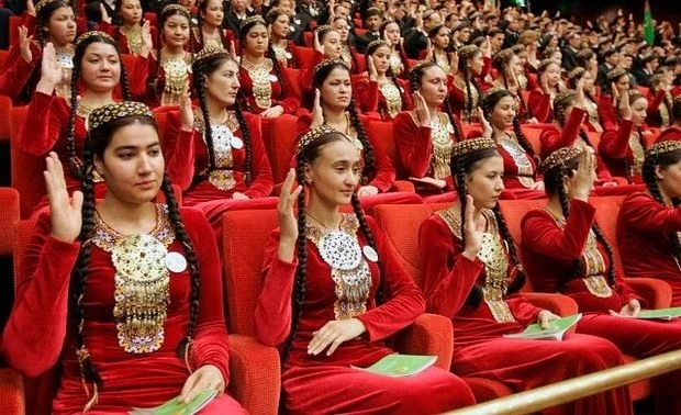 Туркменбаши запретил облегающие платья