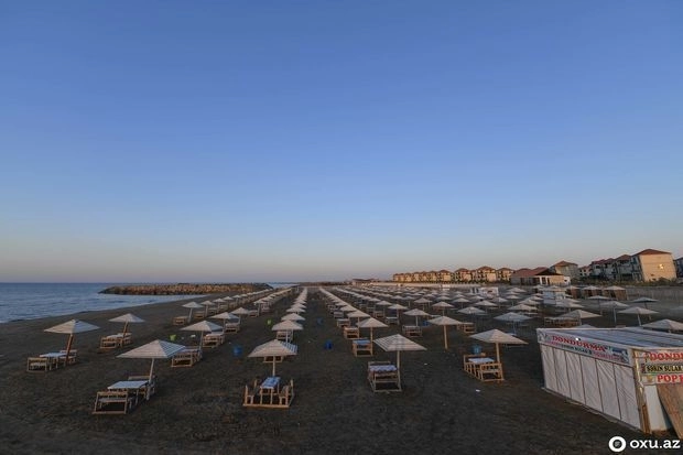 Море на жестком карантине: безлюдные пляжи Баку - ФОТОРЕПОРТАЖ