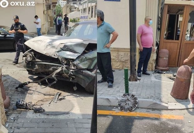 В центре Баку BMW врезался в полицейскую будку - ФОТО