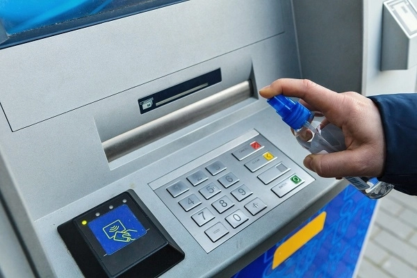 В Баку у банкоматов установлены дезинфекторы  - ФОТО