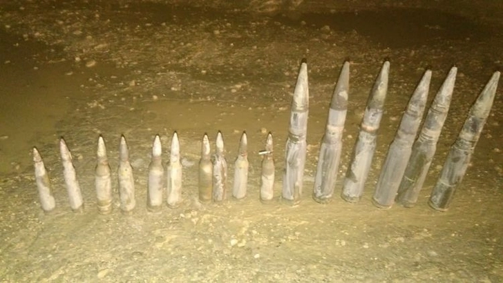 Под мостом в Хызы найдены 13 снарядов зенитных пушек - ФОТО