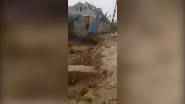 Селевые потоки затопили дороги и повредили мосты в Шарурском районе - ВИДЕО