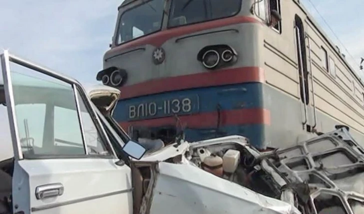 В Саатлы легковушка столкнулся с поездом: пострадали три человека