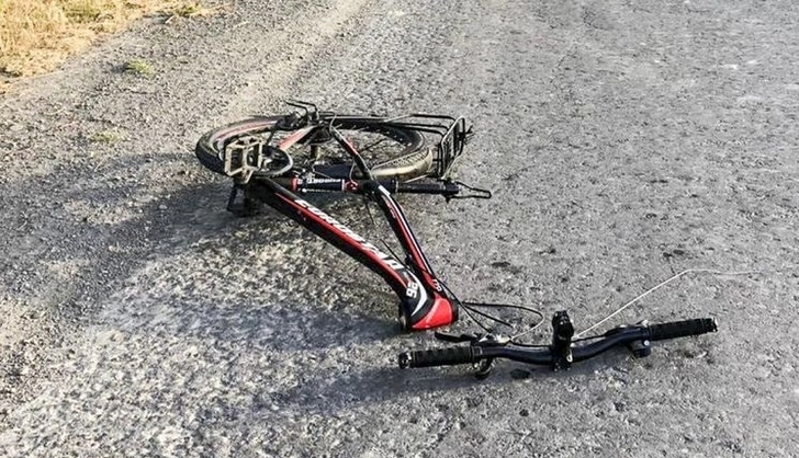 На дороге Баку-Сумгайыт микроавтобус сбил велосипедиста