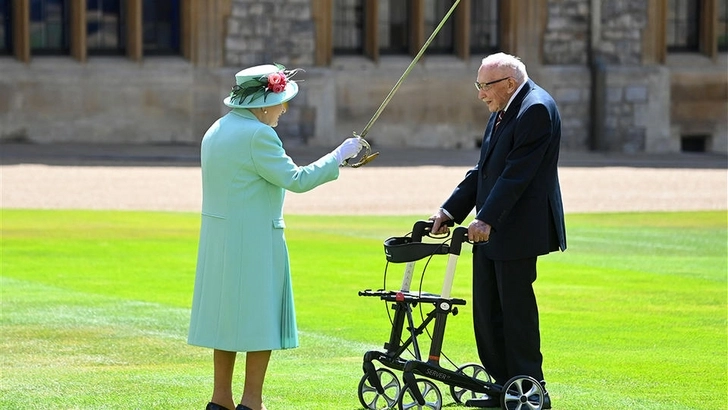 Королева Елизавета II посвятила в рыцари 100-летнего ветерана