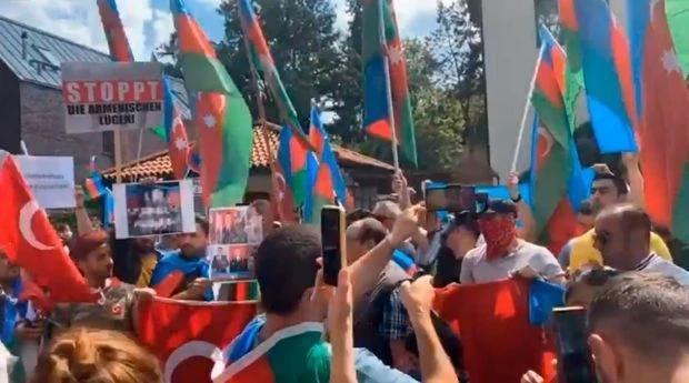 Проживающие в Берлине соотечественники провели акцию протеста перед посольством Армении - ВИДЕО