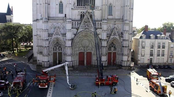 В одном из крупнейших соборов Франции вспыхнул пожар - ВИДЕО