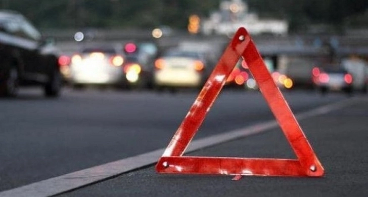 В Баку выехавший на встречную полосу автомобиль стал причиной аварии - ВИДЕО