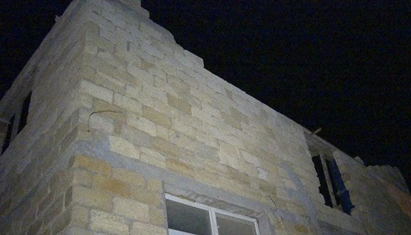 В Баку обрушилась стена частного дома, есть пострадавшие - ФОТО/ВИДЕО