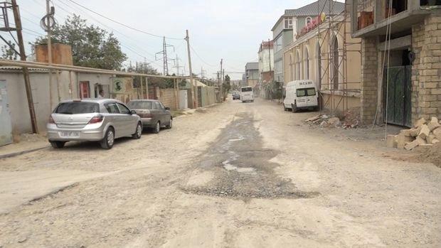 Дорога, на ремонт которой выделено почти 7 миллионов манатов, все еще находится в плохом состоянии - ВИДЕО