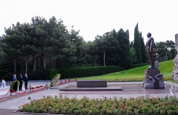 Представители СМИ Азербайджана посетили в Аллее почетного захоронения могилу Гейдара Алиева - ФОТО