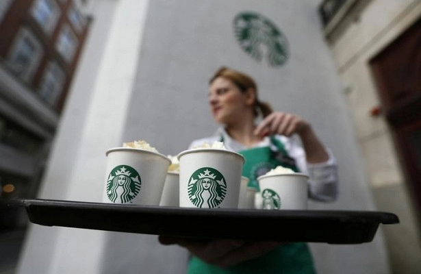 Работник Starbucks в США арестован за плевки в кофе полицейским