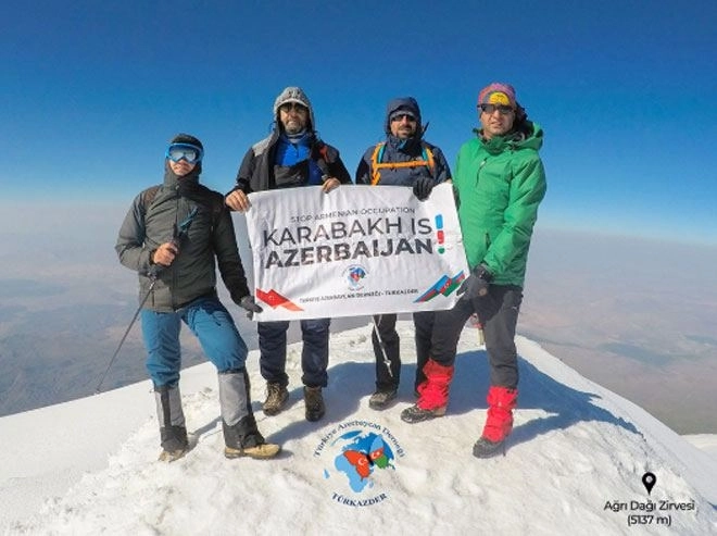 На вершине горы Агрыдаг установлен плакат с лозунгом «Карабах — это Азербайджан!»