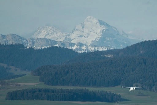 Четыре человека погибли при крушении самолета в Альпах