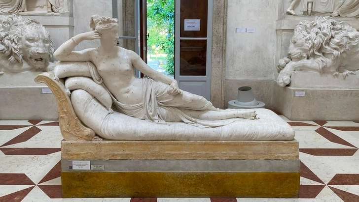Австриец отбил пальцы у слепка скульптуры XIX века при съемке селфи