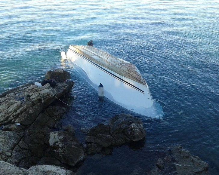 Четыре человека погибли после опрокидывания лодки у берегов Турции