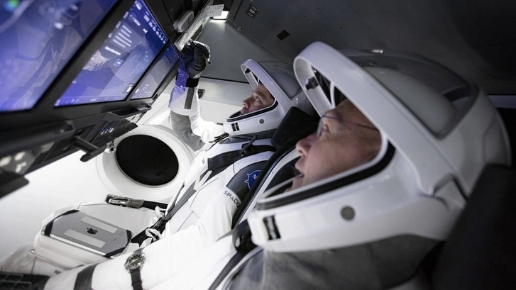 Астронавты первой пилотируемой миссии SpaceX вернулись на Землю - ФОТО