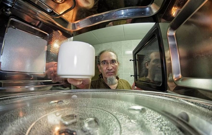 Физики выяснили, почему вскипяченной в микроволновке водой нельзя хорошо заварить чай