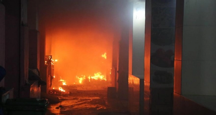 В Баку в многоэтажном доме вспыхнул пожар