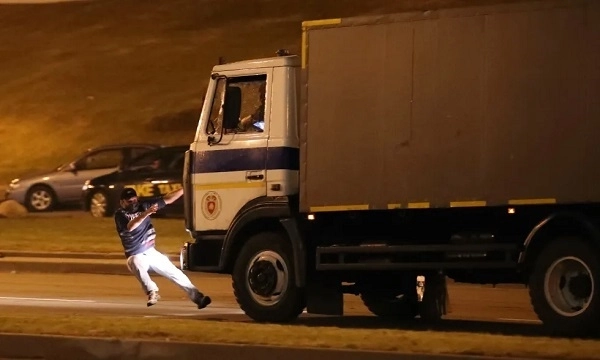 Автозак сбивает протестующего в Минске - ВИДЕО
