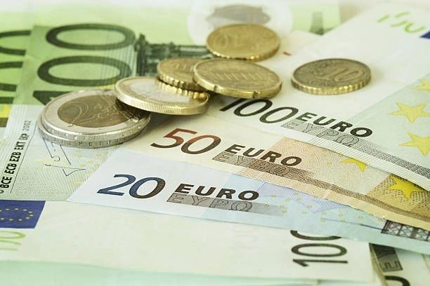 Курс евро превысил два маната