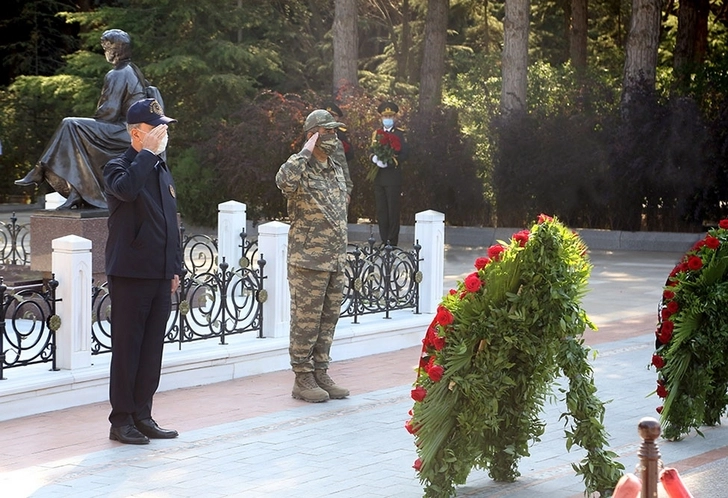 Главы Министерств обороны Азербайджана и Турции посетили Аллею почетного захоронения и Аллею шехидов - ФОТО