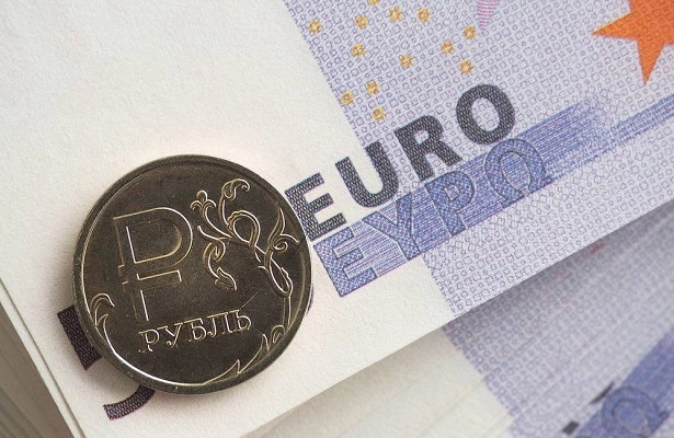 Евро и рубль незначительно подорожали