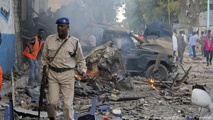 Более 10 человек погибли в результате нападения боевиков в столице Сомали