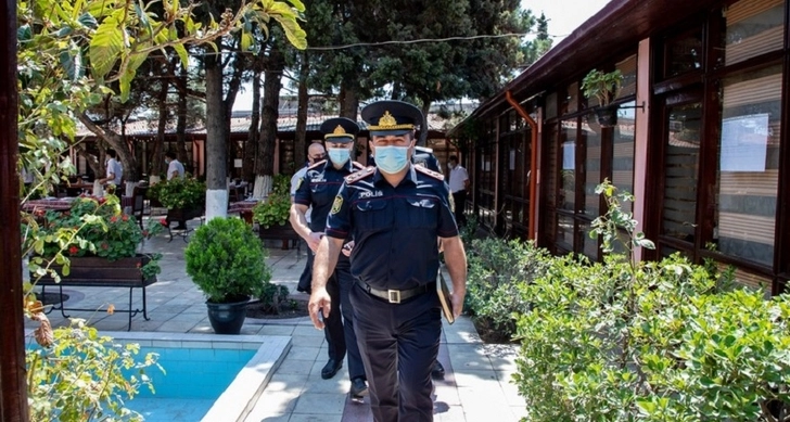 Полиция провела рейды в бакинских кафе и ресторанах - ФОТО