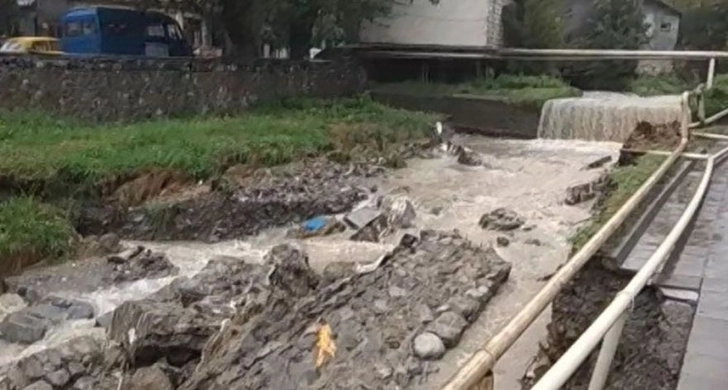Проливные дожди нанесли ущерб инфраструктуре в Шеки - ФОТО