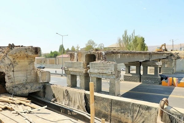 В Баку демонтируется мост на Хырдаланской дороге - ФОТО