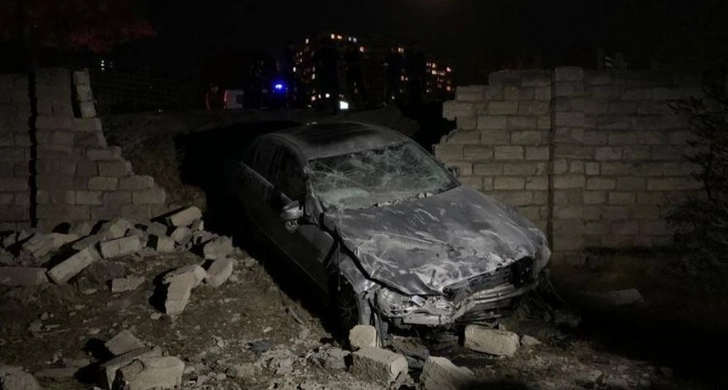 В Баку Mercedes вылетел в кювет и снес каменный забор - ФОТО