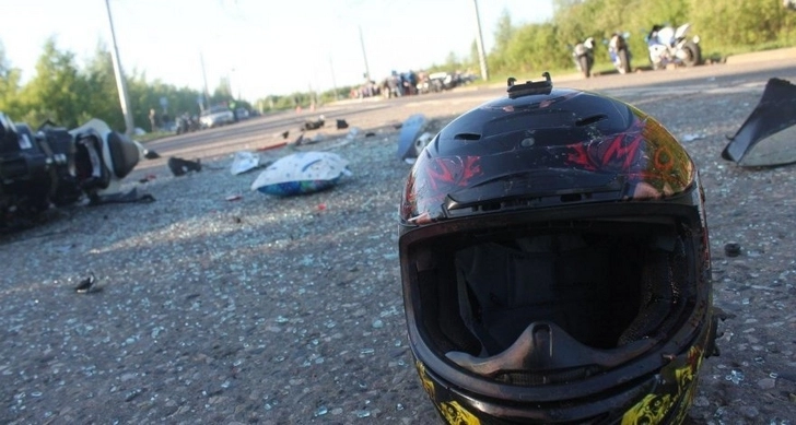 В столице мотоцикл врезался в бетонный бордюр