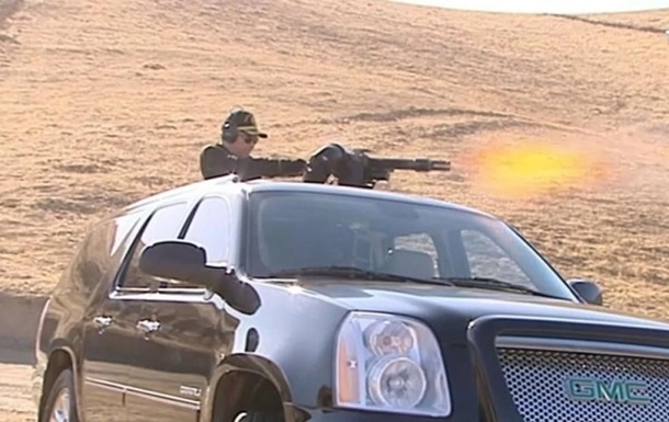 Президент Туркменистана стреляет по бочкам из пулемета — все восхищаются и аплодируют - ВИДЕО