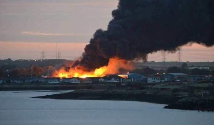 В графстве Кент из-за взрыва и пожара в порту эвакуировали 200 человек - ВИДЕО