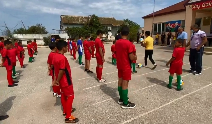 Школьникам из семей вынужденных переселенцев подарили футбольные формы - ВИДЕО