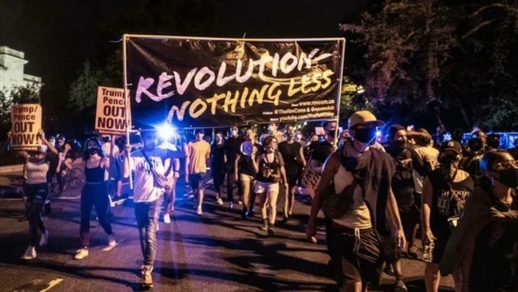 Протестующие в Портленде применили «коктейли Молотова» против полиции - ВИДЕО