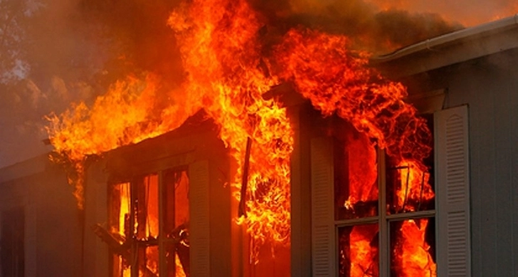 В столице мужчина заживо сгорел в собственном доме