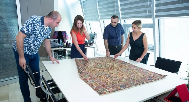 Итальянский коллекционер подарил музею в Баку старинный азербайджанский ковер – ФОТО