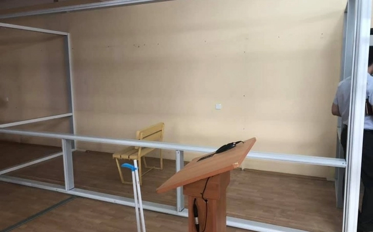 В Бакинском апелляционном суде демонтированы железные решетки
